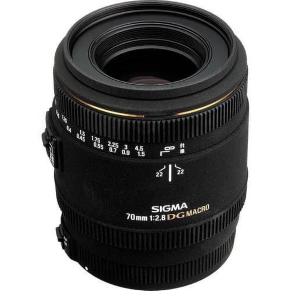 Sigma Macro 70mm f/2.8 EX DG Lens w/ original case and camera bag
